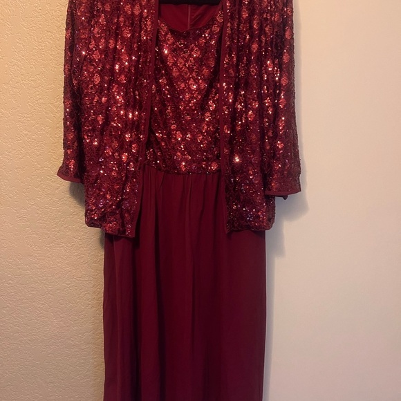 Elegant Burgundy Sequin Skirt - Picture 2 of 11